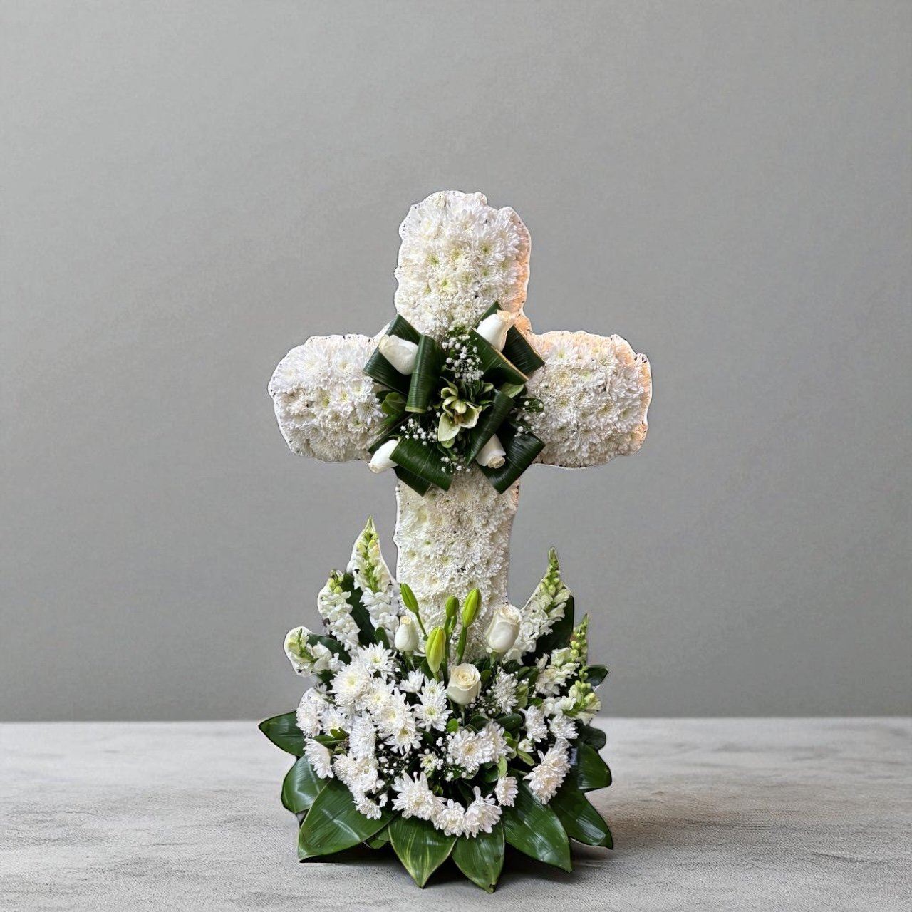 Cruz Fúnebre Rellena de Flores Blancas