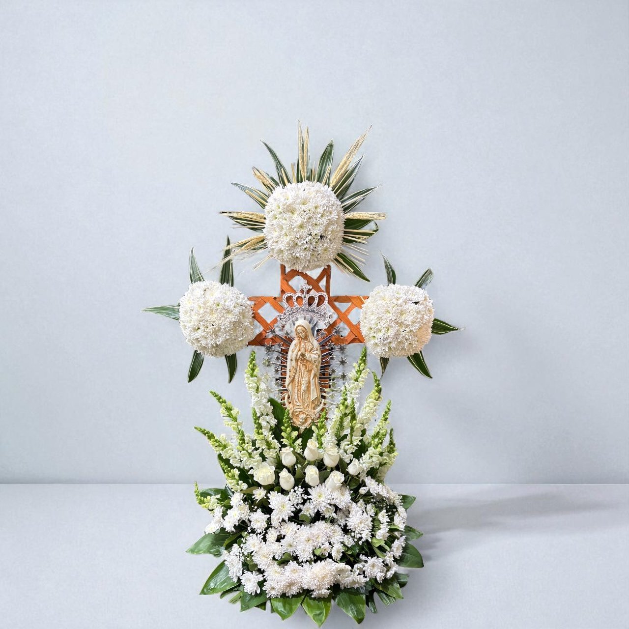 Cruz Fúnebre con Esferas de Flores Blancas