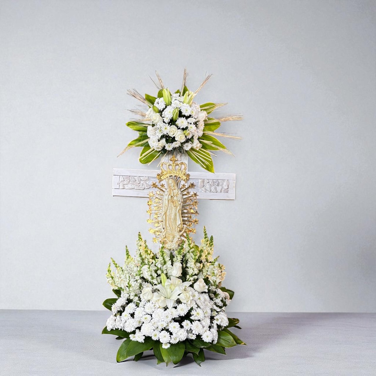 Cruz para Funeral con Flores Blancas