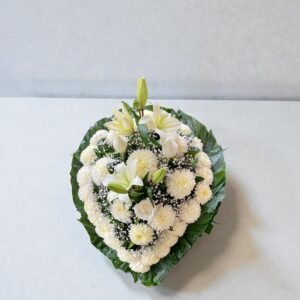 Arreglo Fúnebre Crisantemos y Lirios Blancos