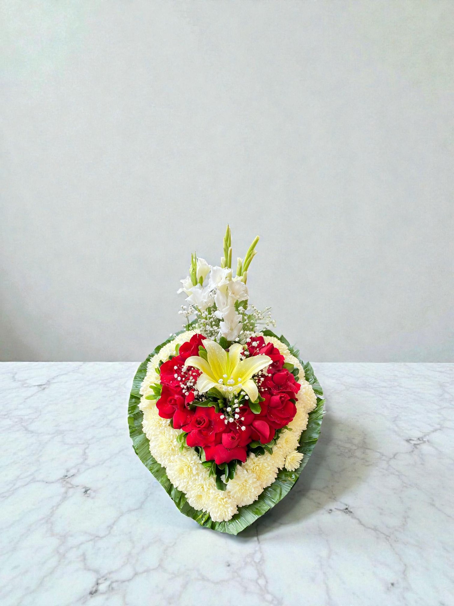 Arreglo Fúnebre Pequeño de Rosas Rojas y Lirios