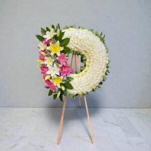 Corona Fúnebre Blanca con Lirios Rosas y Amarillos
