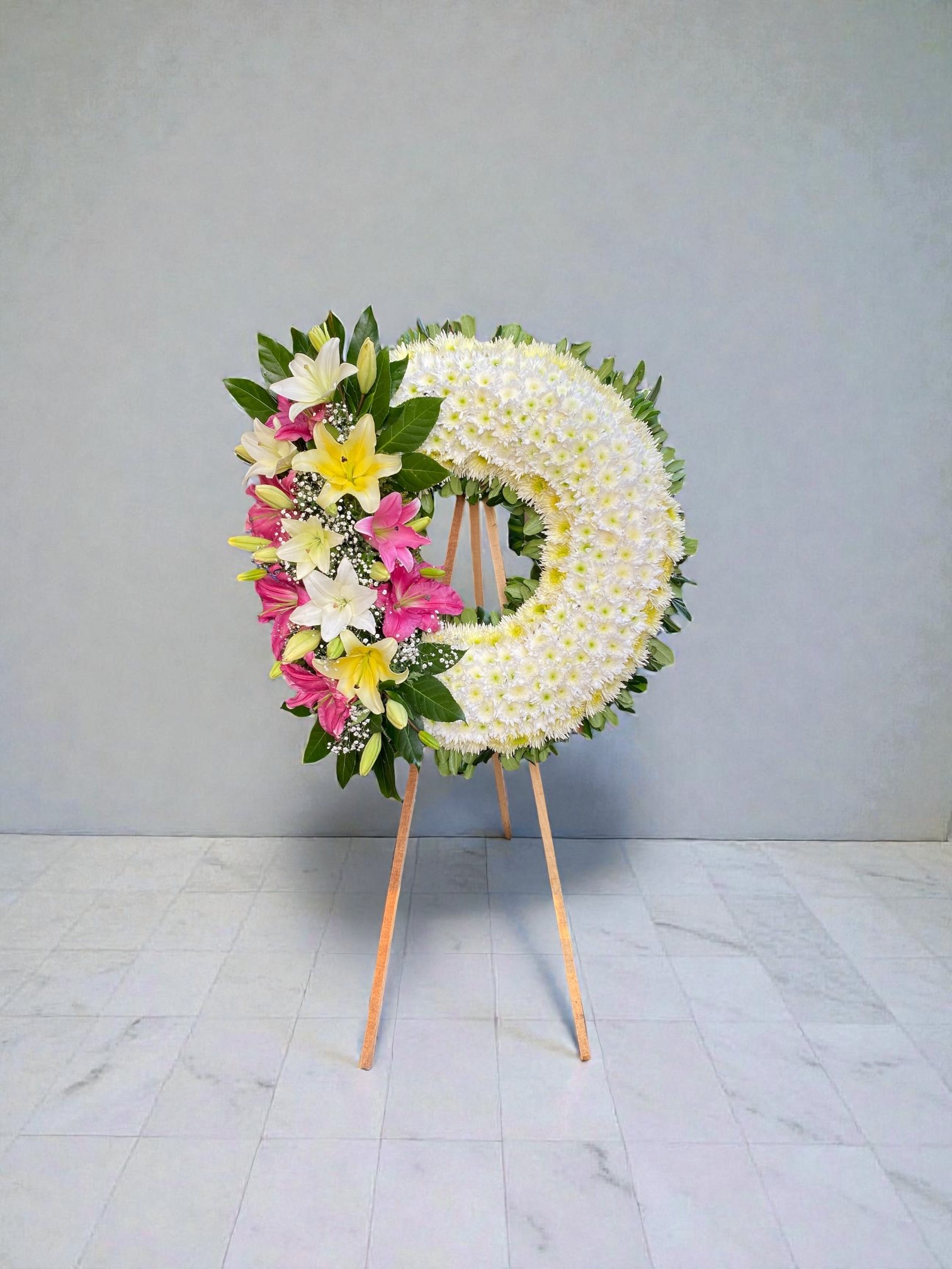 Corona Fúnebre Blanca con Lirios Rosas y Amarillos