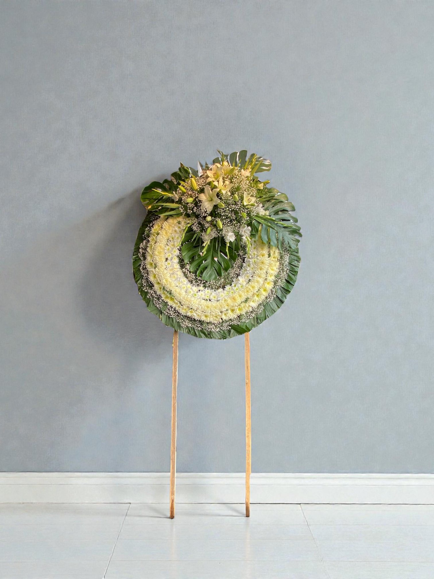 Corona Fúnebre Grande con Lirios y Follaje Verde