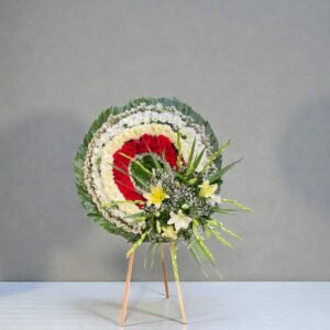 Corona Fúnebre Blanca con Rosas Rojas y Lirios Amarillos