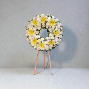 Corona Fúnebre Blanca con Lirios Amarillos