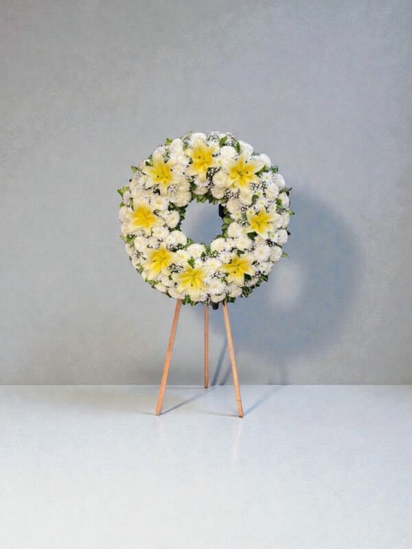 Corona Fúnebre Blanca con Lirios Amarillos